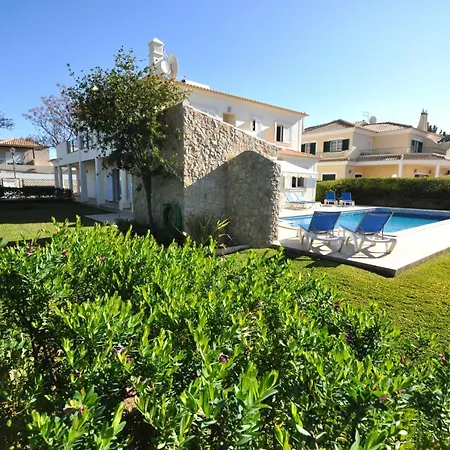 Villa Walking Distance To Amenities, Private Pool, Free Air Conditioning And Wifi Quarteira