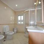 Villa Walking Distance To Amenities, Private Pool, Free Air Conditioning And Wifi Quarteira