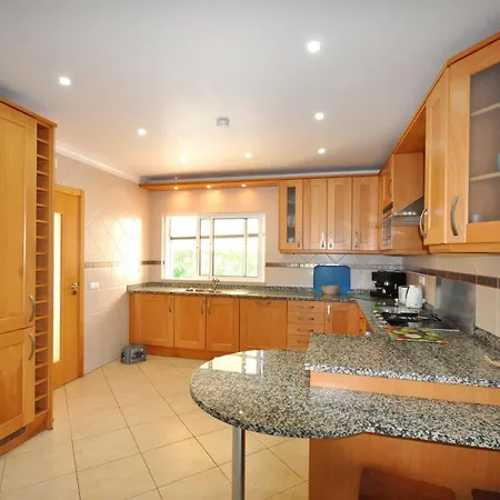 Walking Distance To Amenities, Private Pool, Free Air Conditioning And Wifi * Quarteira