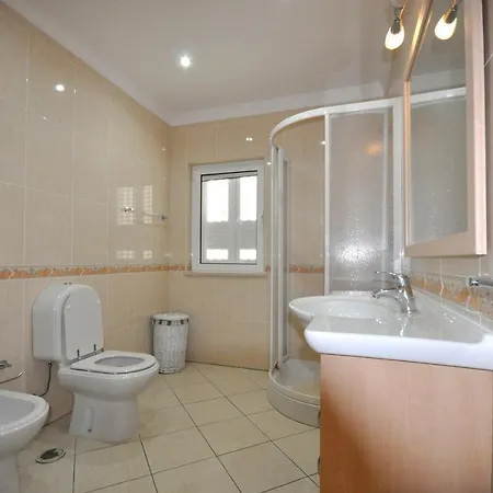 Villa Walking Distance To Amenities, Private Pool, Free Air Conditioning And Wifi Quarteira