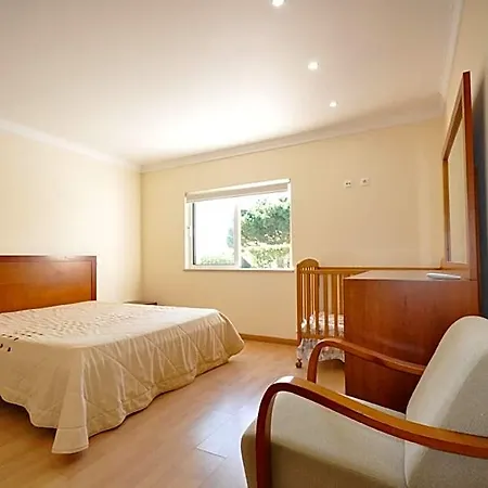 Villa Walking Distance To Amenities, Private Pool, Free Air Conditioning And Wifi Quarteira