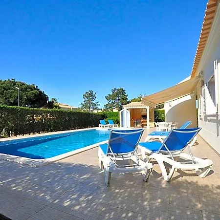 Villa Walking Distance To Amenities, Private Pool, Free Air Conditioning And Wifi Quarteira
