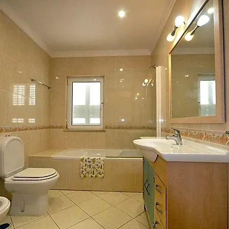 Villa Walking Distance To Amenities, Private Pool, Free Air Conditioning And Wifi *