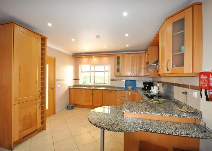 Walking Distance To Amenities, Private Pool, Free Air Conditioning And Wifi * Quarteira
