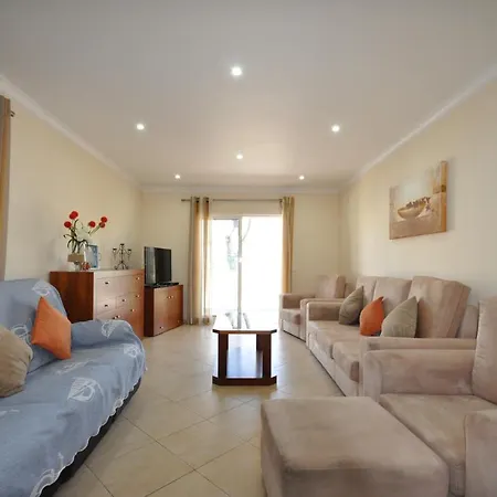 Villa Walking Distance To Amenities, Private Pool, Free Air Conditioning And Wifi Quarteira